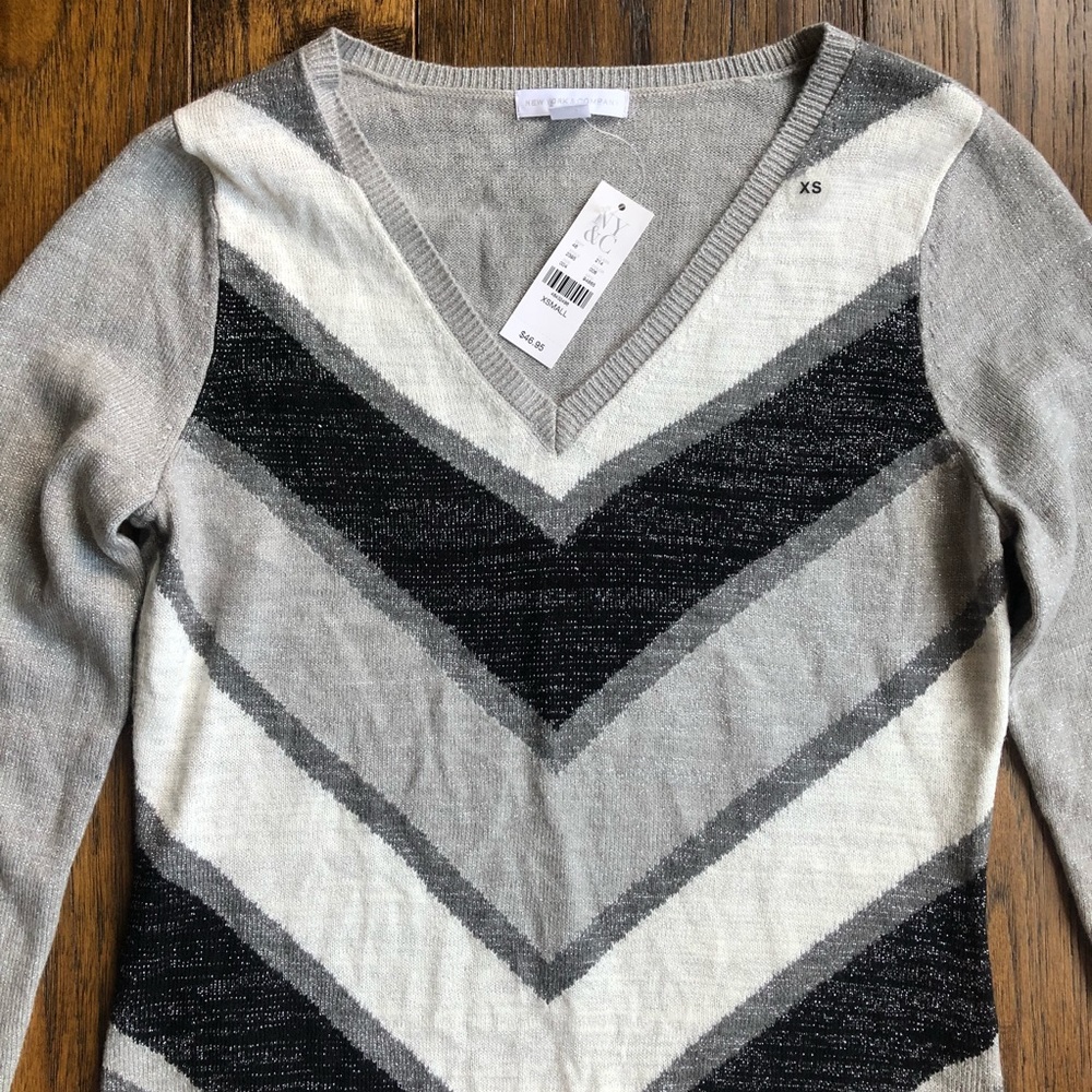 NY & Co. Black/Gray/White Chevron print LS V-neck long sleeve sweater. NWT - Picture 4 of 7
